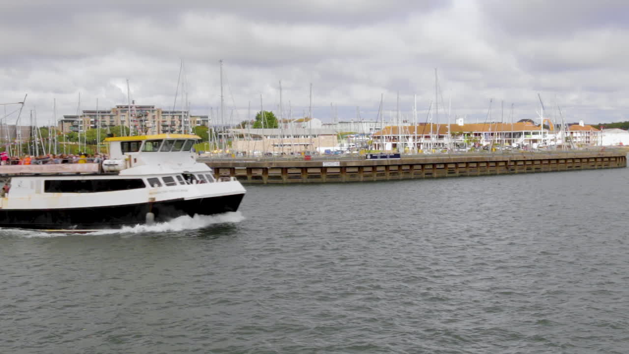 mirando por encima del sonido de plymouth en el condado inglés de devon, un gran barco navega de izquierda a derecha transportando turistas