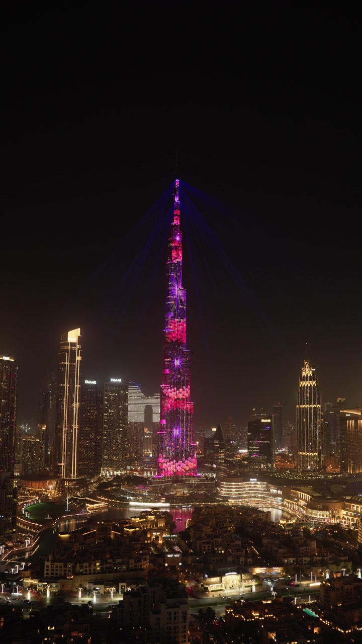 Burj Khalifa illuminato con uno spettacolo di luci vibrante di notte a Dubai