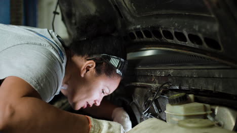 mujer reparando auto