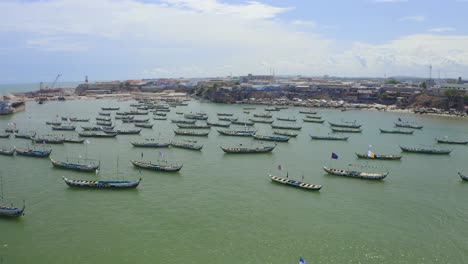 canoa o barco estacionado en la orilla del mar en ghana, áfrica