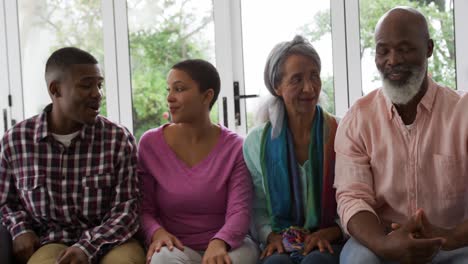 Familia-Disfrutando-Del-Tiempo-Libre-En-Casa