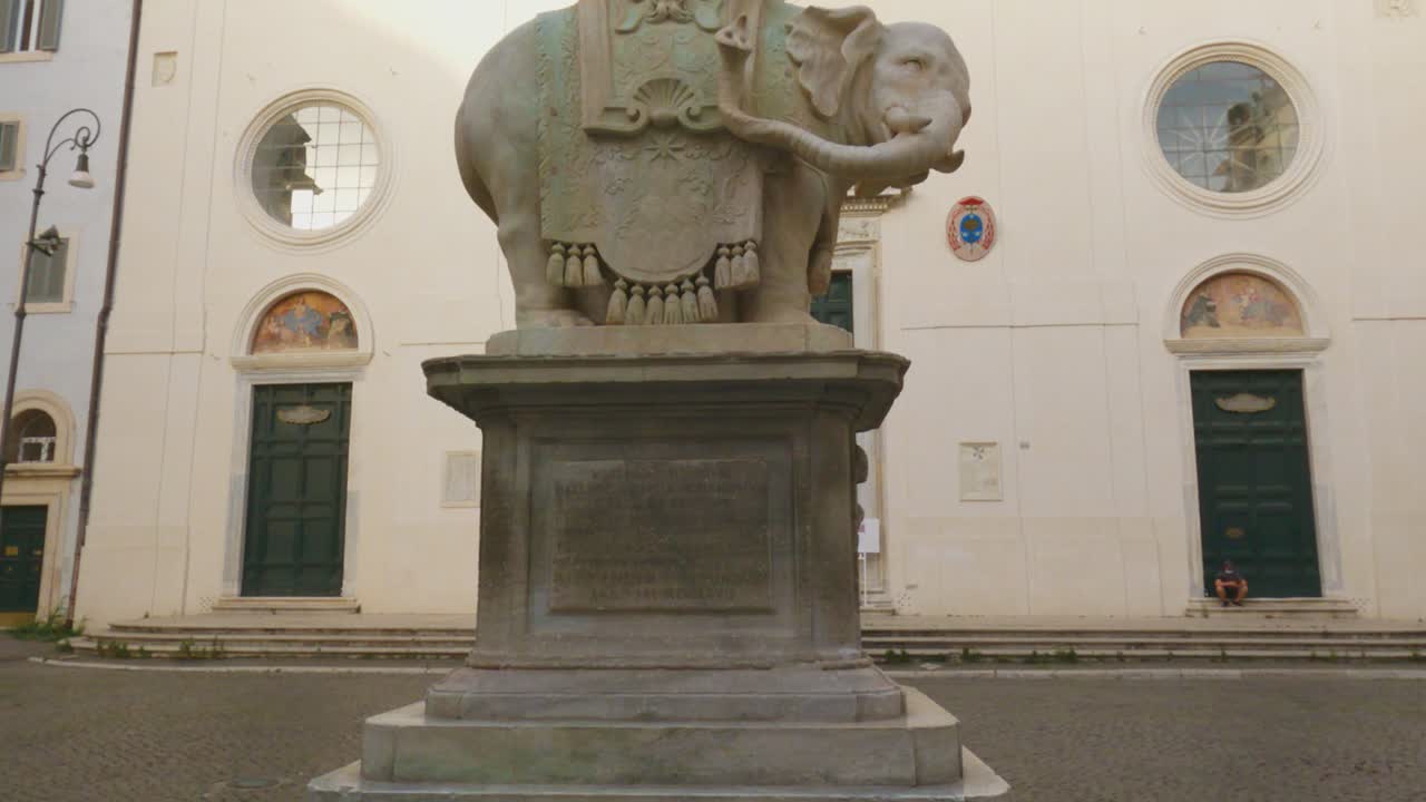 наклонное изображение египетского обелиска со слоном на площади минервы в центре рима