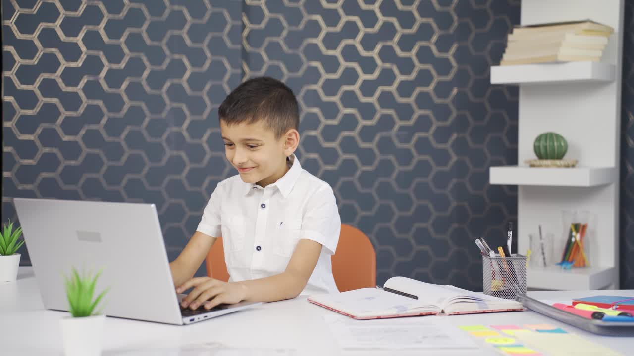 el niño está sorprendido y feliz con las noticias.