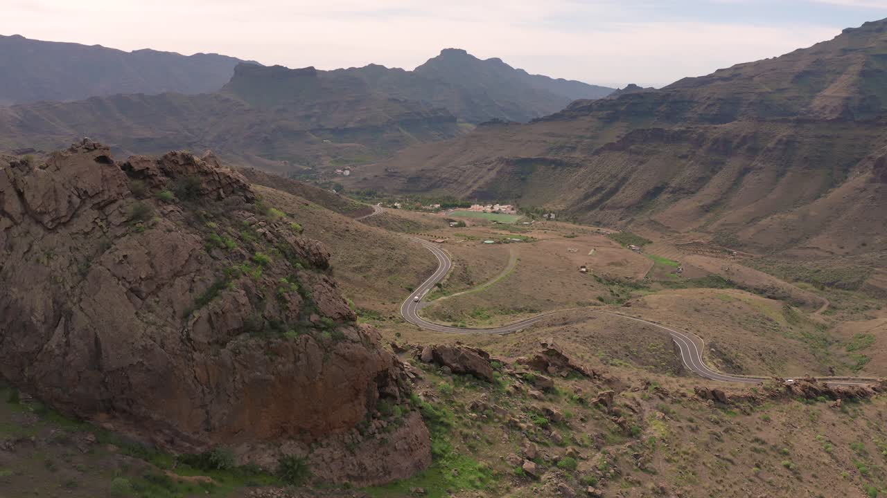 Ripresa con drone di una grande roccia con una strada sullo sfondo