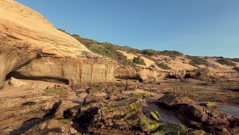 Paisaje-Que-Captura-Formaciones-De-Piedra-Y-Estructuras-Rocosas-Con-El-Telón-De-Fondo-De-La-Superficie-Del-Agua-Del-Mar