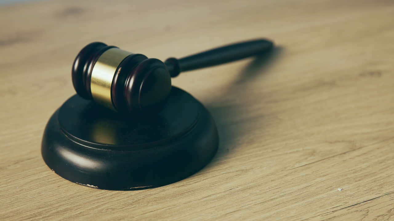 juez martillo, dinero y soborno en efectivo en una mesa