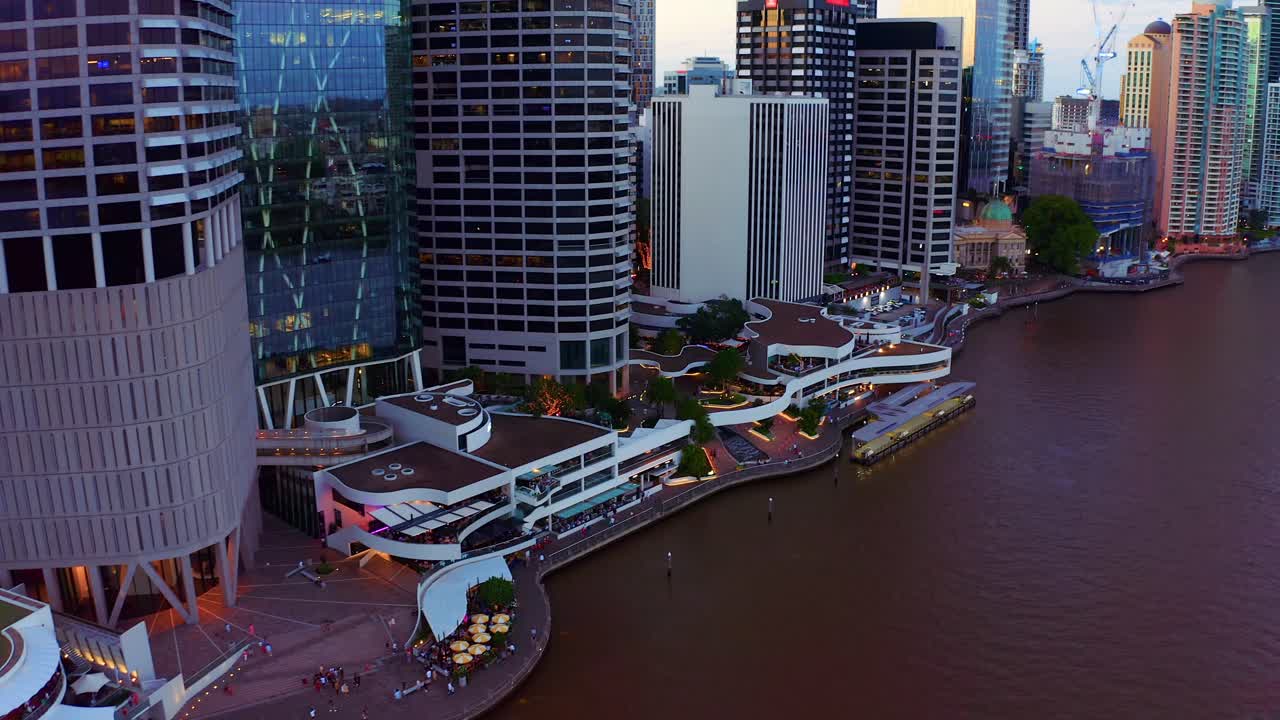 호주 퀸즐랜드의 일몰에 잔잔한 바다가 있는 브리즈번 강을 따라 이글 스트리트 부두 페리 터미널