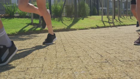 Sección-Baja-De-Hombres-Corriendo-Afuera-En-Un-Día-Soleado