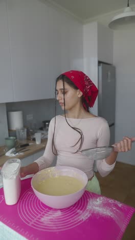 mujer horneando en una cocina