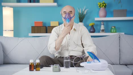 hombre anciano con respirador hace un gesto positivo a la cámara.