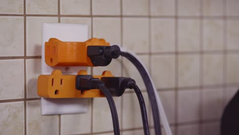 una toma de corriente está equipada con salpicaduras de enchufe
