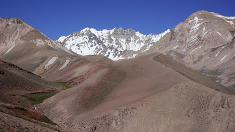 vista de cerro gemelos en las montañas andinas cerca de la frontera entre argentina y chile