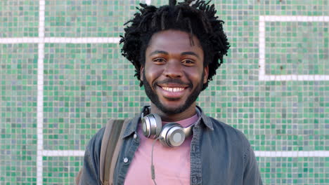 retrato de un joven estudiante sonriente