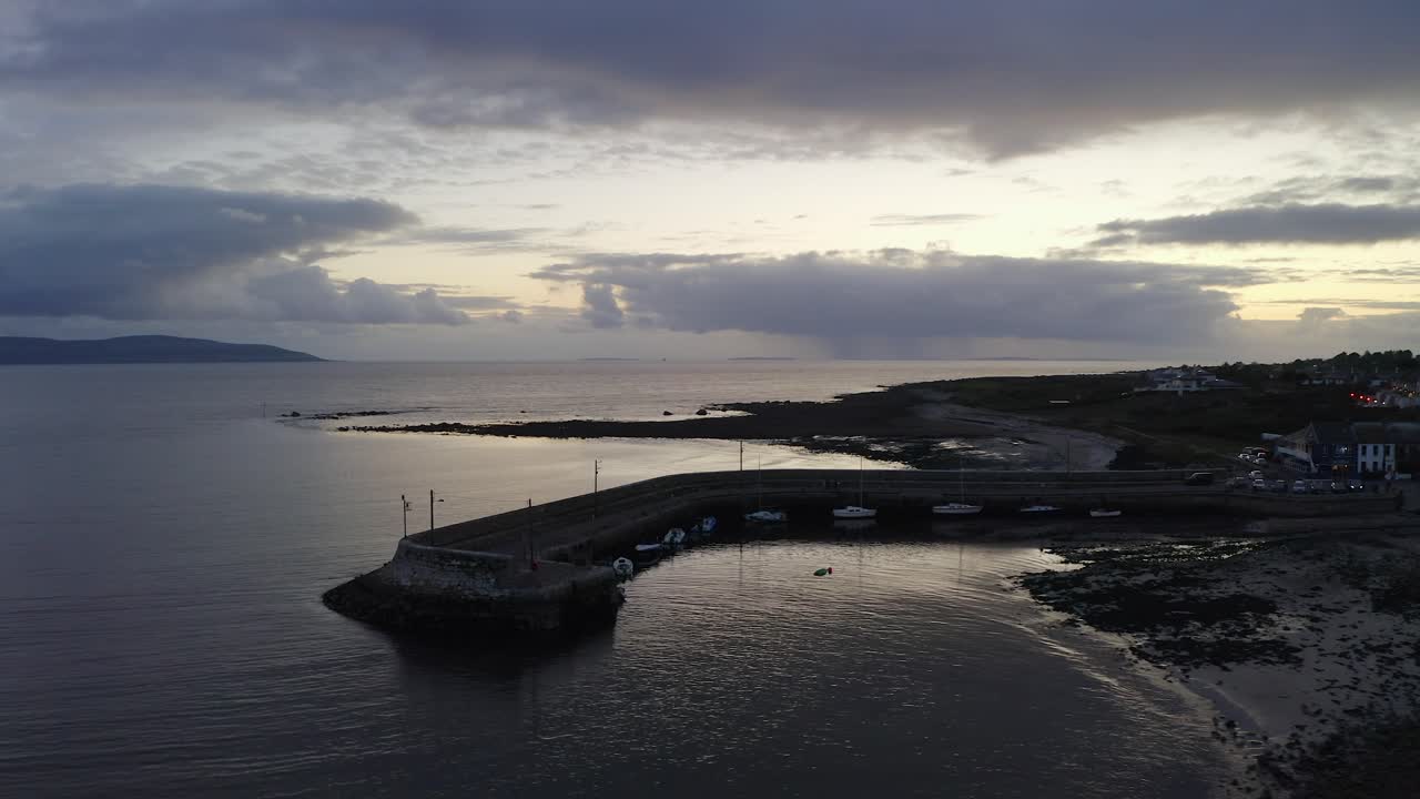 pan de camiones aéreos del muelle de barna al anochecer de la hora azul, revela la pintoresca ciudad