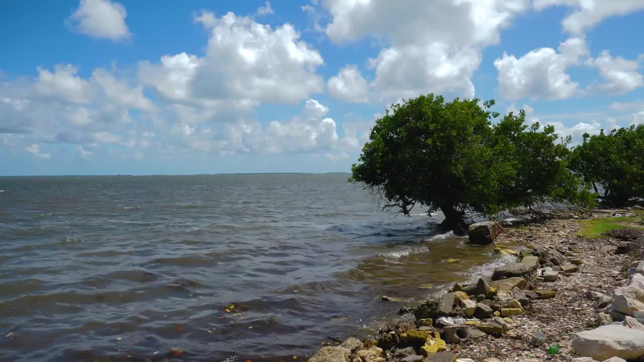 Litoral sujo em Isabela de Sagua