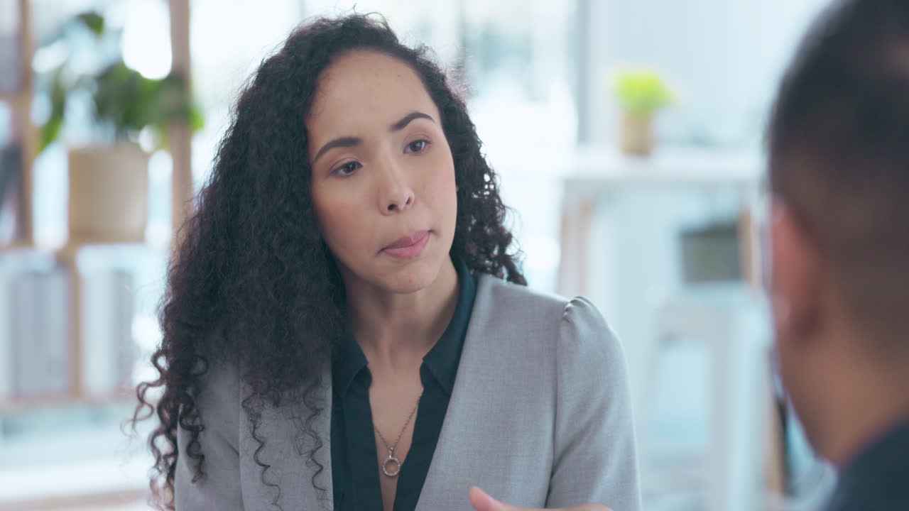 entrevista, hr y una mujer de negocios se reúnen