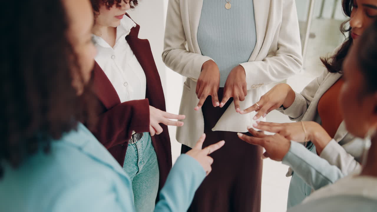사무실 에서 바위 종이 가위 를 연주 하는 젊은 여자 들 의 그룹