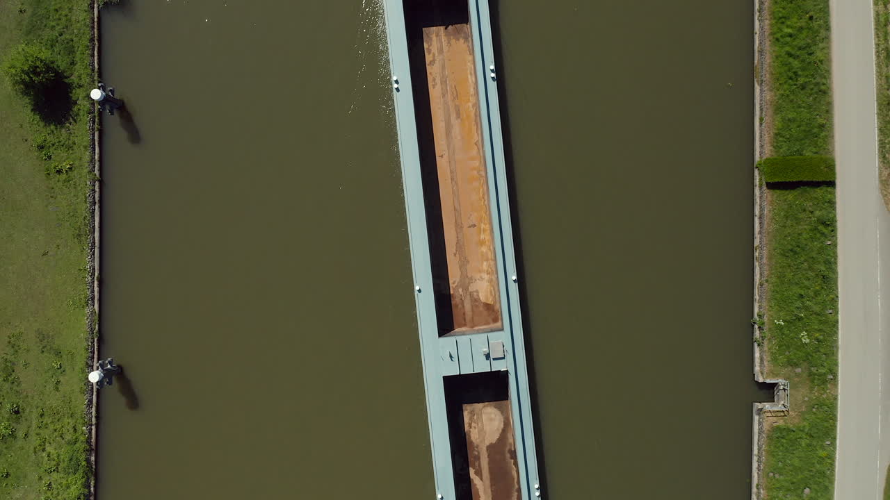 네덜란드 남부 홀랜드주 주이데리크 하프론드 지방에 있는 구웨 강의 고요한 물을 순항하는 전통적인 긴 모터 보트