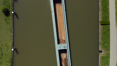barco de motor largo tradicional que cruza las serenas aguas del río gouwe en la provincia de zuidelijk halfrond, holanda meridional, países bajos