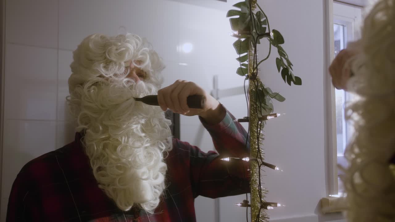 santa claus se está cepillando los dientes