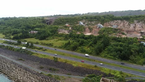 노스 웨일즈 고속도로 교통에 있는 cemex 광산 사이트 건설 현장에 대한 공중 상승 전망