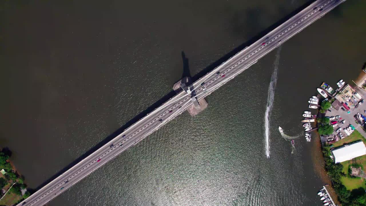 레기-이코이 연결 다리는 나이지리아 라고스의 유명한 랜드마크입니다.