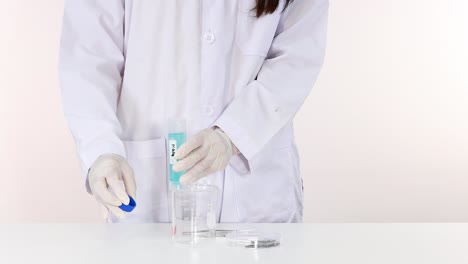 demostrando la reacción química con sulfato de cobre y hierro