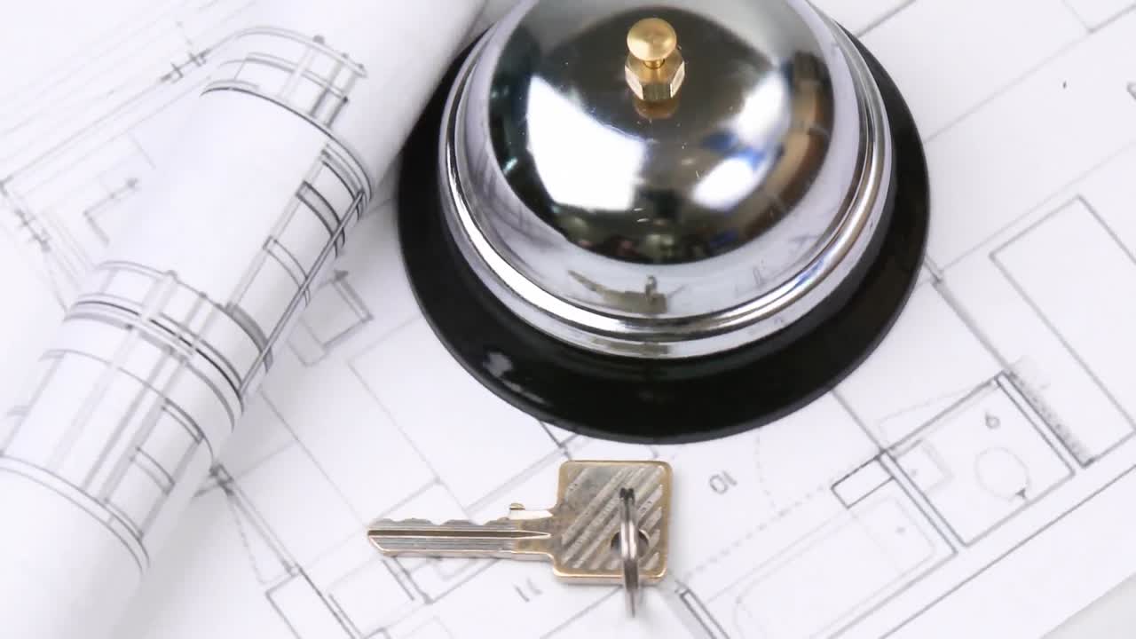 vista en alto de los planos, la llave y la campana de servicio girando