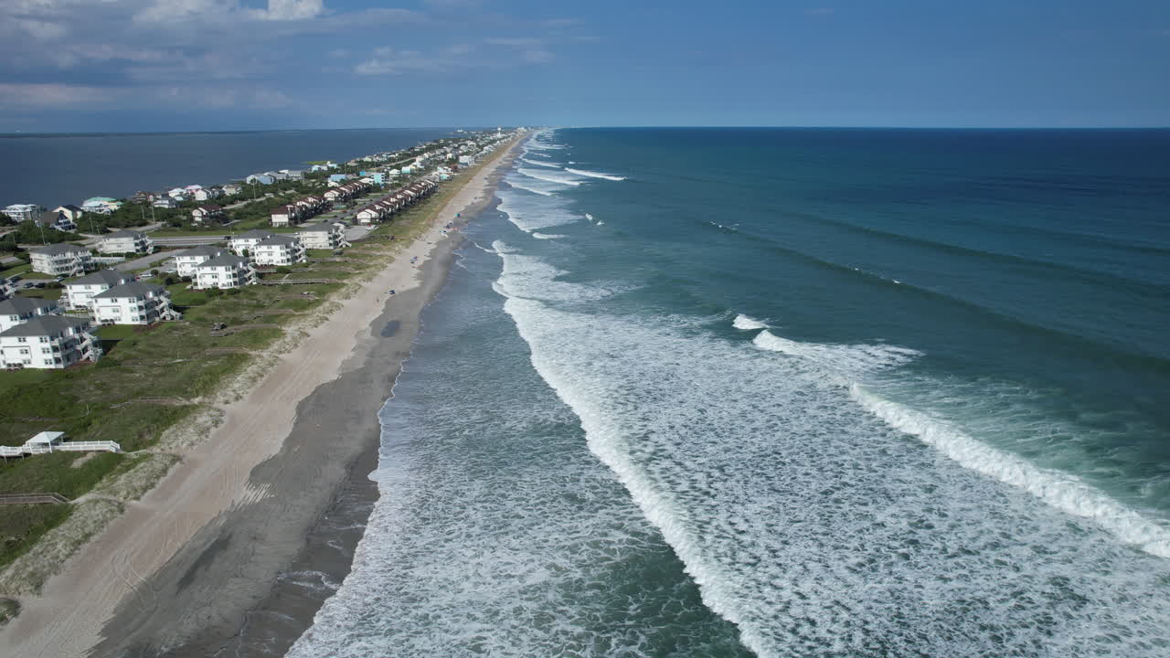 Mareggiate dell'uragano Franklin sulla costa orientale degli Stati Uniti, riprese con drone, ampia inquadratura aerea dall'alto