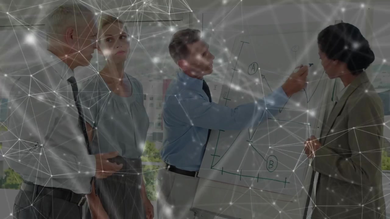 Homem de meia-idade dando um passo à frente, pegando um marcador e desenhando um gráfico explicando uma tendência de negócios.
