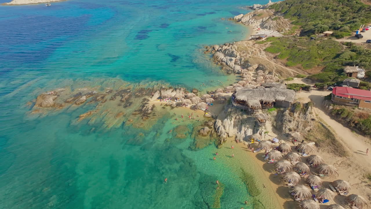 휴식을 취하는 사람 들 과 함께 아름다운 푸르키즈색 해변 의 공중 풍경