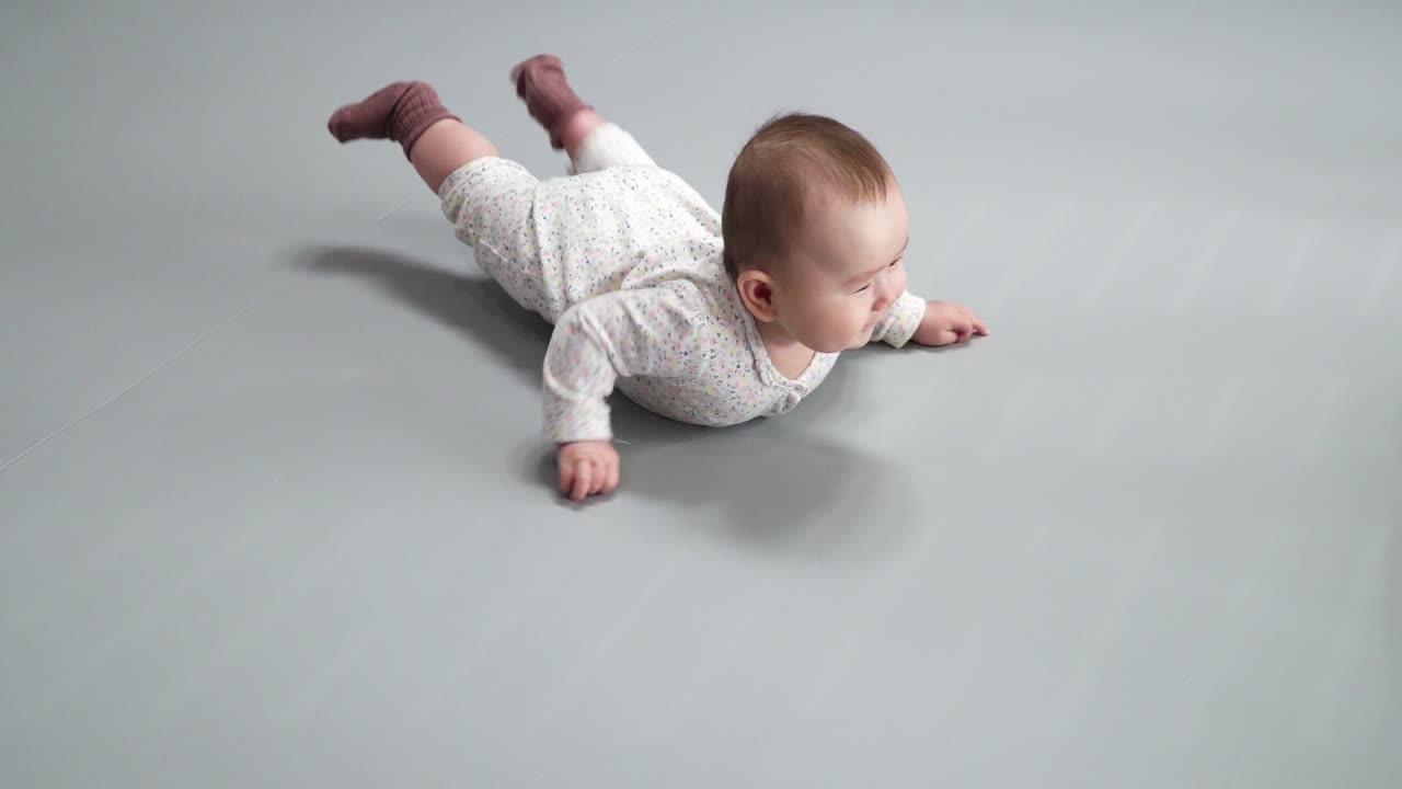 bebé sonriente con mameluco y calcetines marrones - mirando a la cámara - tiro en ángulo alto