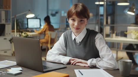 Porträt-Einer-Jungen-Schönen-Geschäftsfrau-Im-Büro