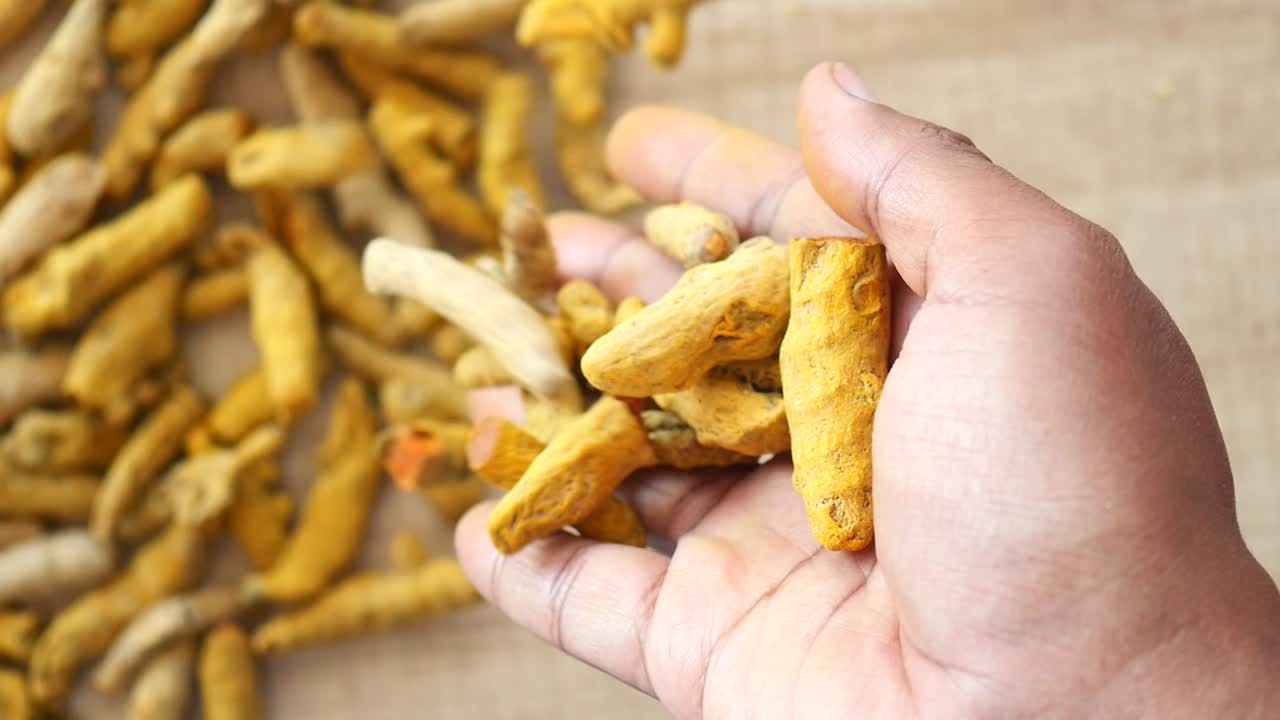 un puñado de cúrcuma seca