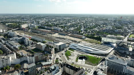 Moderna-Estación-De-Tren-De-La-Ciudad-De-Rennes,-Día-Soleado,-Retirada-Aérea