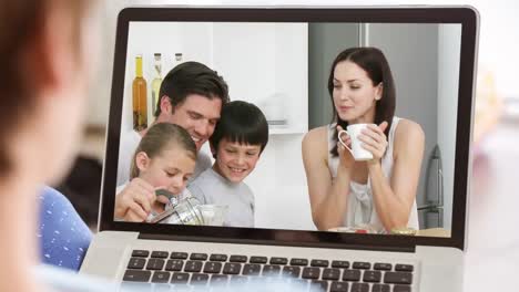 Frau-Benutzt-Laptop-Mit-Familie-Beim-Kaffeetrinken-4k