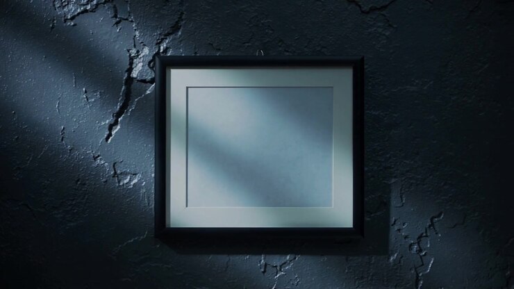 Schmaler diagonaler Strahl bewegt sich über einen quadratischen Rahmen mit heller Matte an einer Putzwand und enthüllt Risse.
