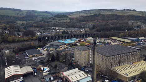 cidade industrial, vila no coração das sombrias colinas de yorkshire pennies