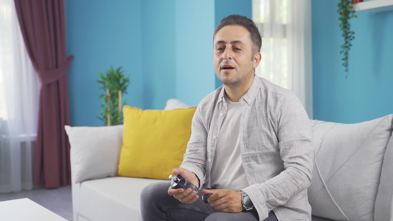 el hombre que se pone perfume y huele bien.