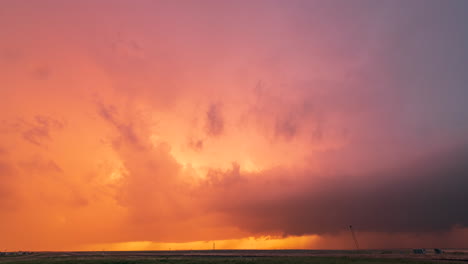 un hermoso atardecer tormentoso en las llanuras de colorado