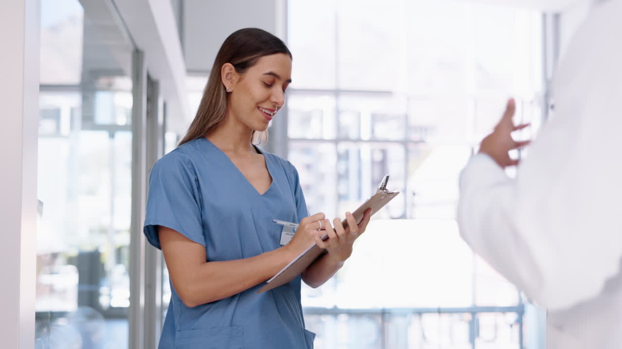 escritura, informe y lista de verificación con la enfermera