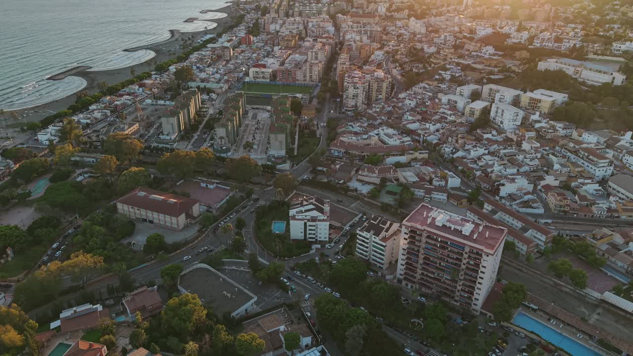 Inquadratura aerea dall'alto verso il basso su Playa de las Acacias, Malaga, Spagna