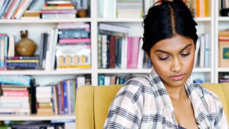 mujer sentada en la sala de lectura