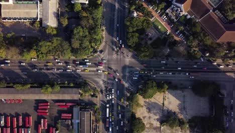 ajetreado flujo de tráfico en la intersección de bangkok, lapso de tiempo aéreo, acercamiento