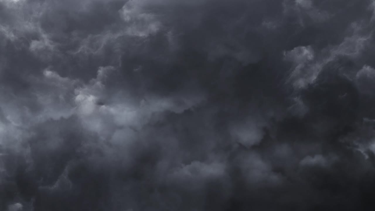 tormenta, cielo oscuro con hermosas nubes negras antes de la tormenta