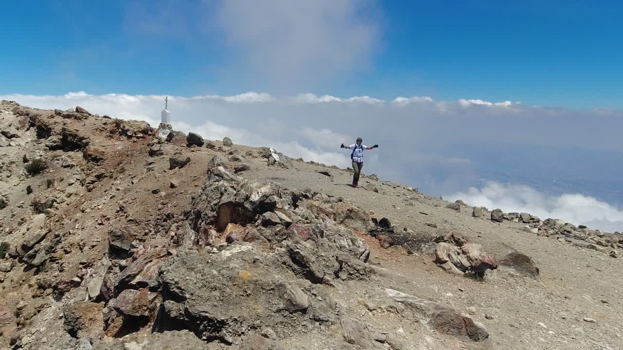 mujer joven celebra alcanzar la cumbre del volcán guatemalteco, caminata