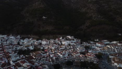 Hermosa-Ciudad-Blanca-Cerca-De-Una-Enorme-Montaña,-Vista-Aérea-De-Drones