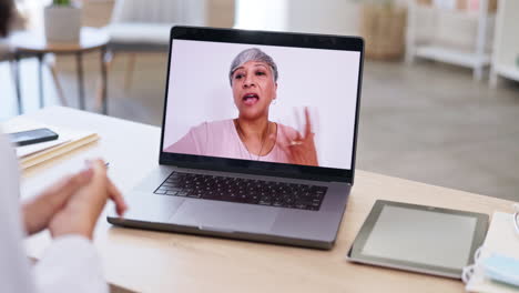 mujer, médico y computadora portátil en video llamada de consulta