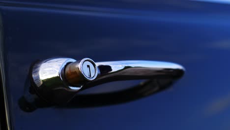opel olympia classic car door handle shot, cámara lenta de 50 fps