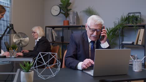 hombre de negocios empresario hablando por teléfono celular móvil llevando a cabo una conversación agradable, centro de llamadas